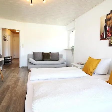 Geraeumige Mit Balkon - Zentral - Kostenloses Parken アパート *