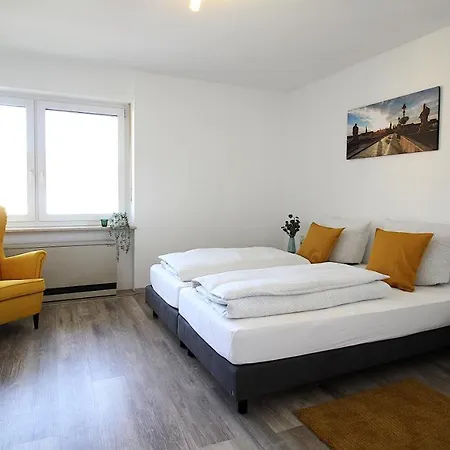 Geraeumige Mit Balkon - Zentral - Kostenloses Parken *