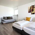 Geraeumige Mit Balkon - Zentral - Kostenloses Parken *
