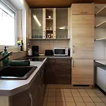 Geräumige Mit Balkon - Zentral - Kostenloses Parken *