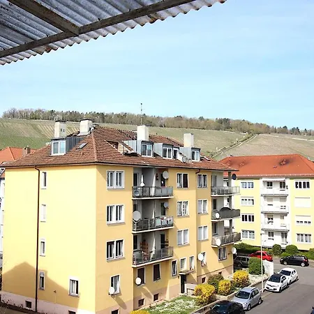 Geraeumige Mit Balkon - Zentral - Kostenloses Parken Appartement *