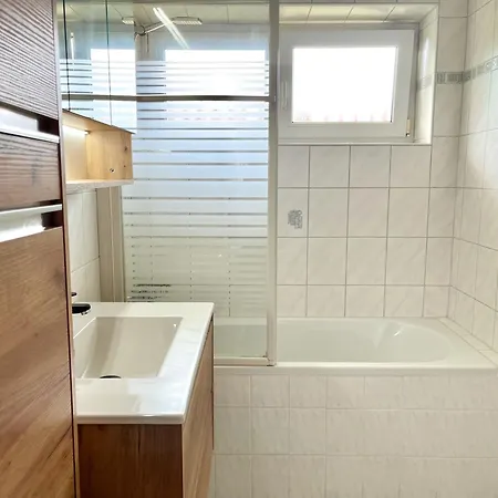 Lägenhet Geraeumige Mit Balkon - Zentral - Kostenloses Parken