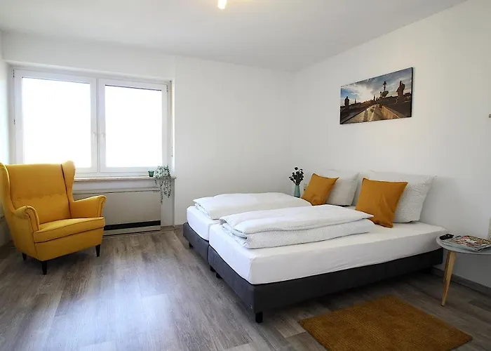 Geraeumige Mit Balkon - Zentral - Kostenloses Parken *