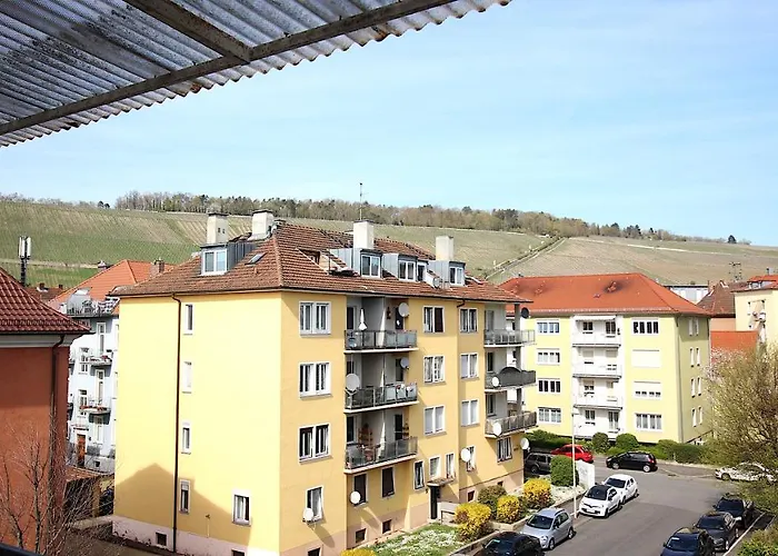 Geraeumige Mit Balkon - Zentral - Kostenloses Parken Appartement *