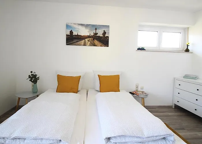 Geraeumige Mit Balkon - Zentral - Kostenloses Parken Appartement *